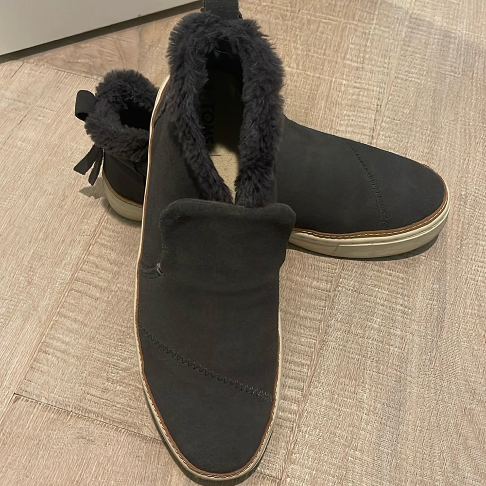TOM’S shoes. Sz. 8. Charcoal gray.